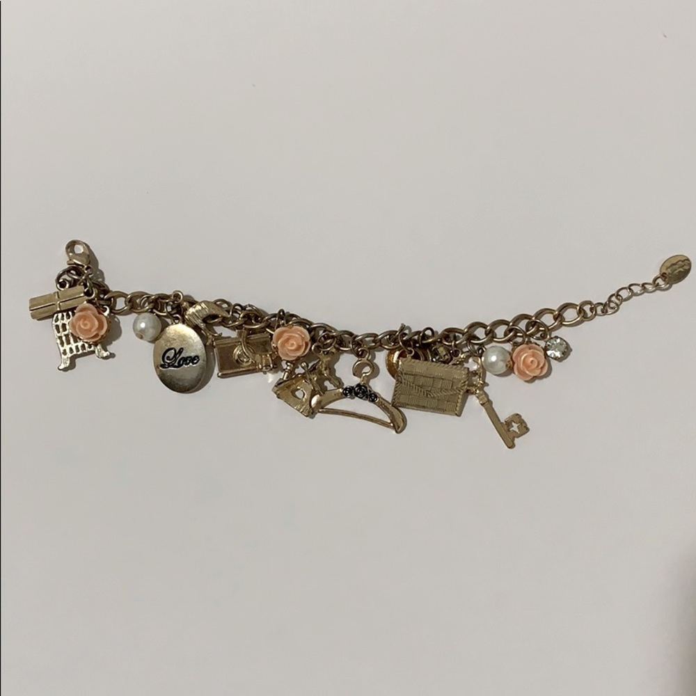 Stunning, chique, and três Paris styled bracelet